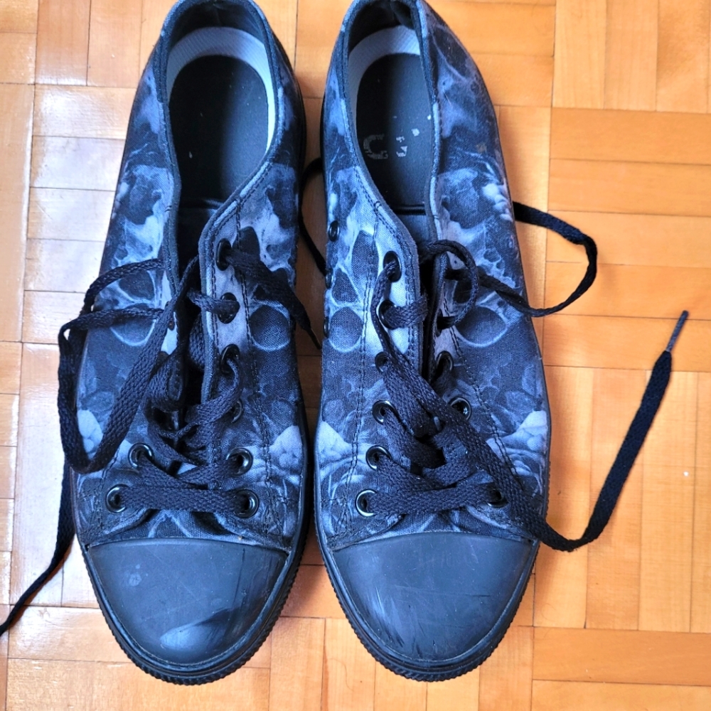 Black skull rose shoes from Raad